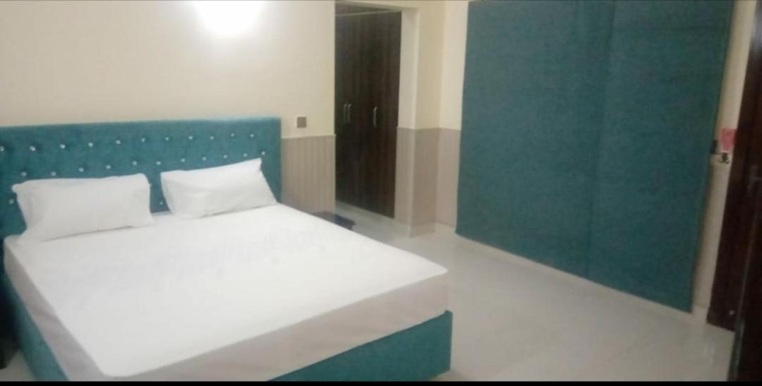 Hak Mall Suites And Apartments Rawalpindi Esterno foto
