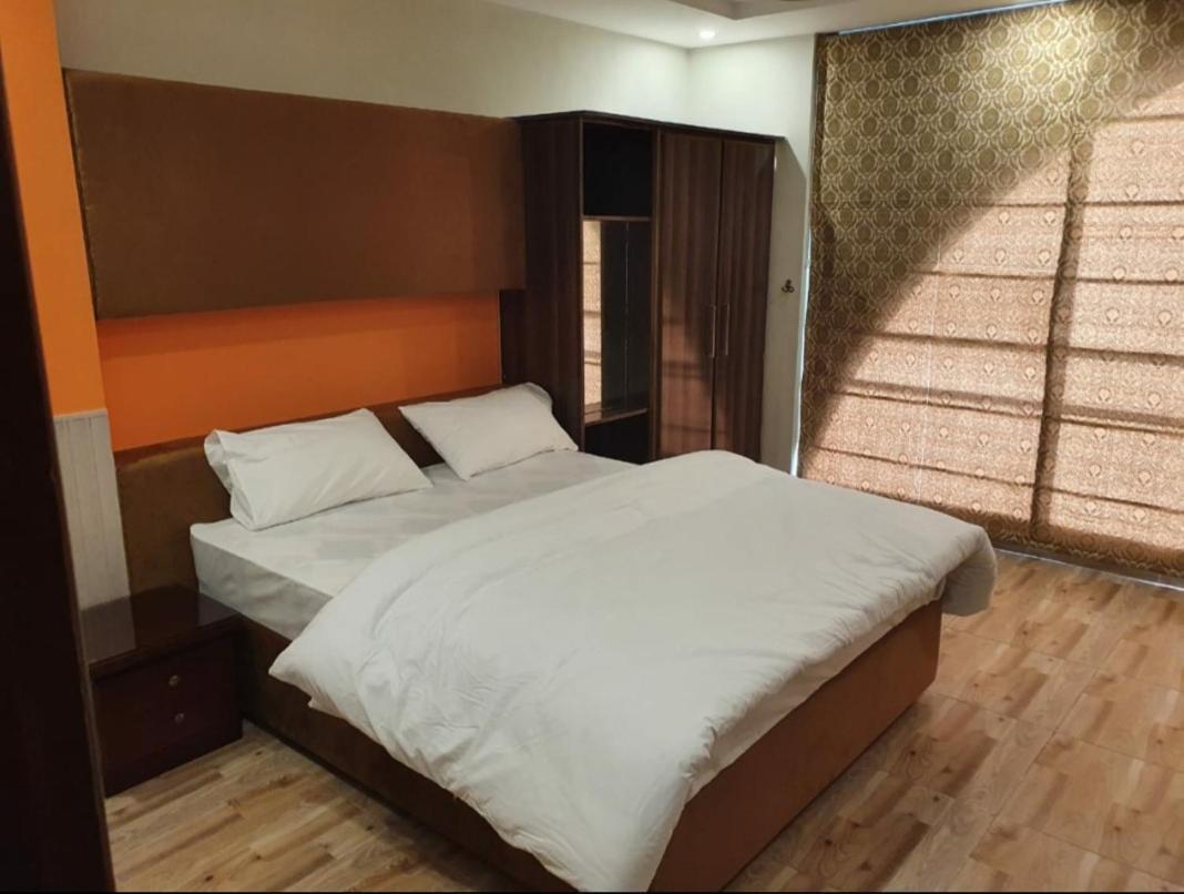 Hak Mall Suites And Apartments Rawalpindi Esterno foto